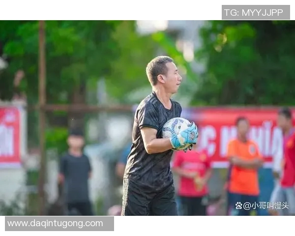 足球明星在比赛中拿走饮料引发热议网友纷纷评论其行为背后的意义