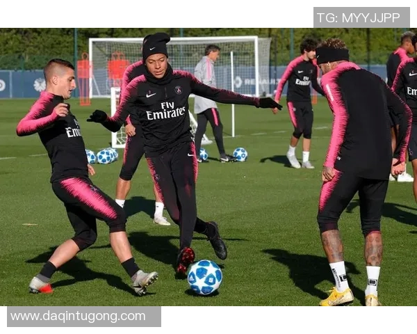 足球明星在赛场上穿的足球袜背后的故事与选择解析